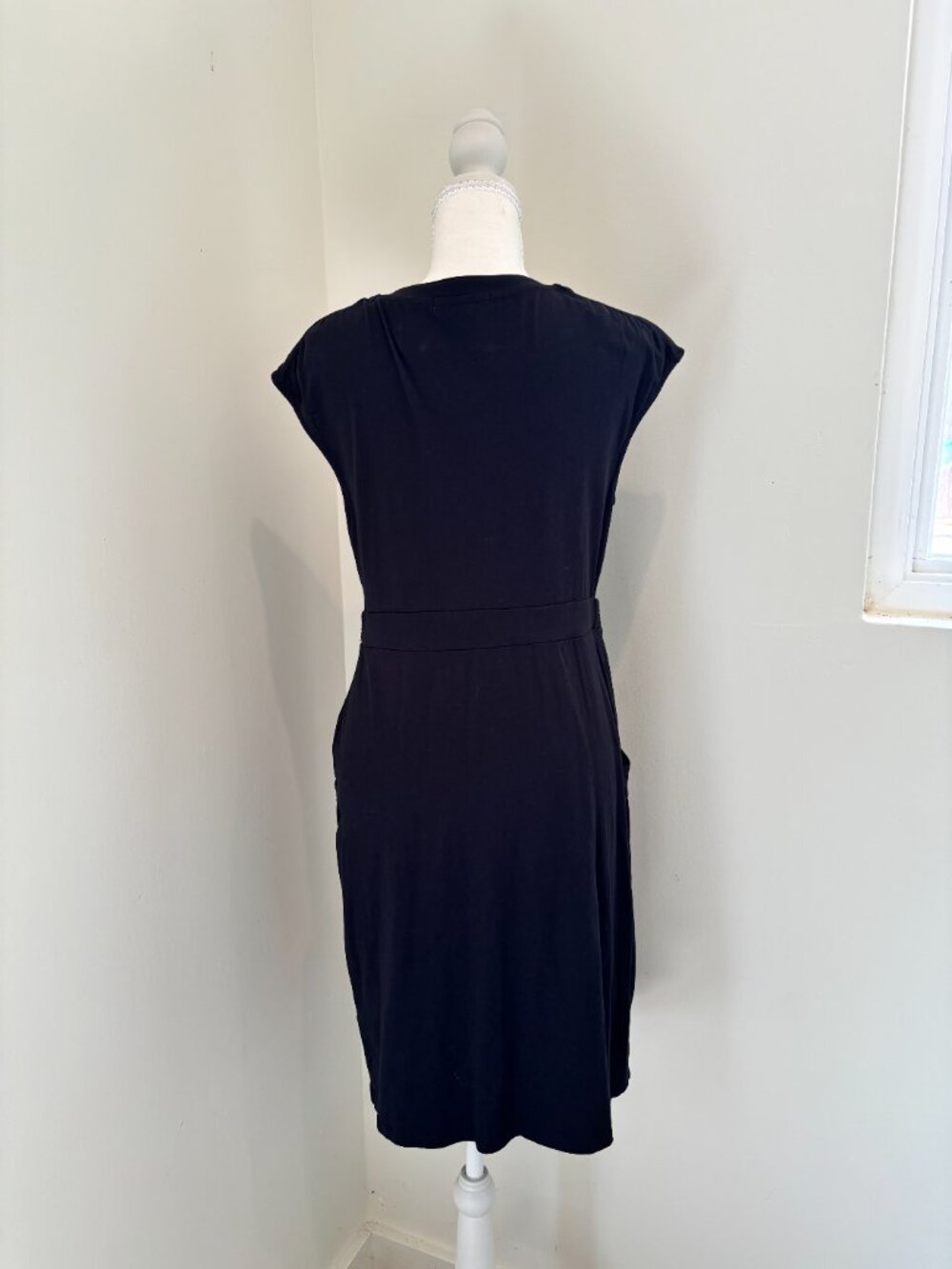 Boden Casual Chic Black Midi Dress Size 8R - Picture 3 of 4